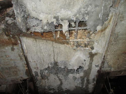 Beton keropos hingga besi tulangannya terlihat