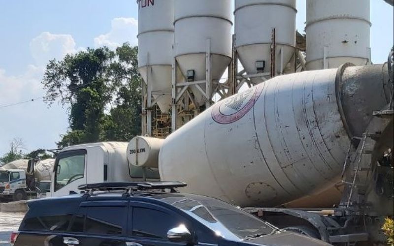 Truk mixer beton readymix