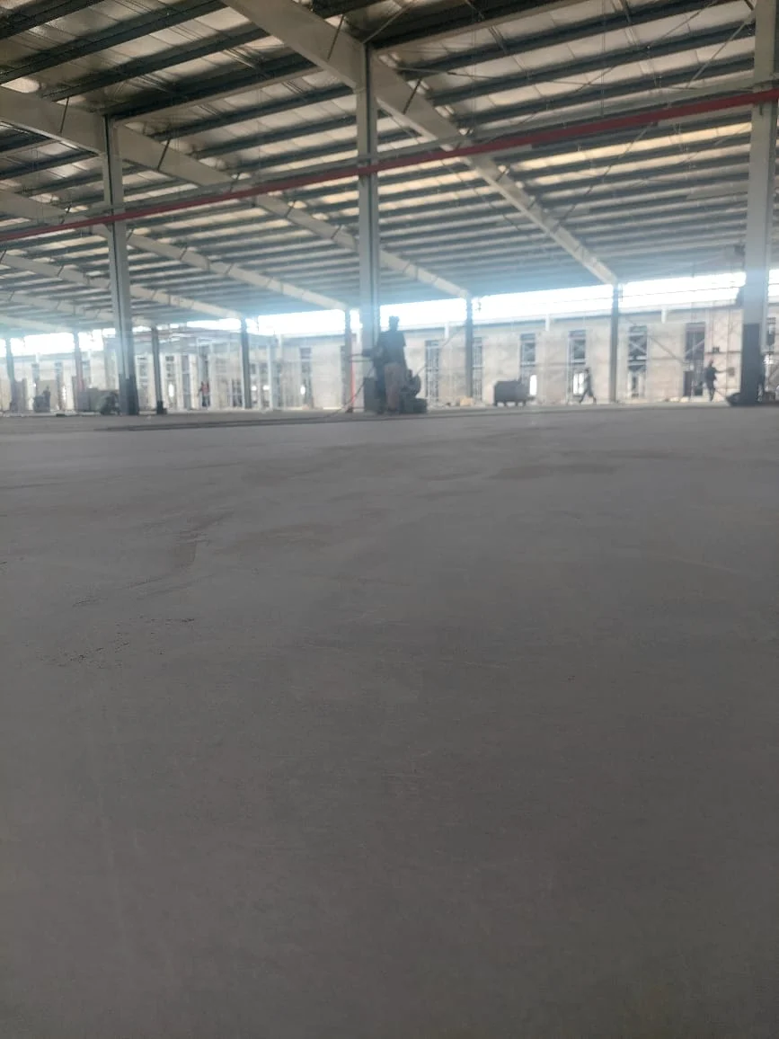 Proses finishing epoxy lantai komersial oleh aplikator