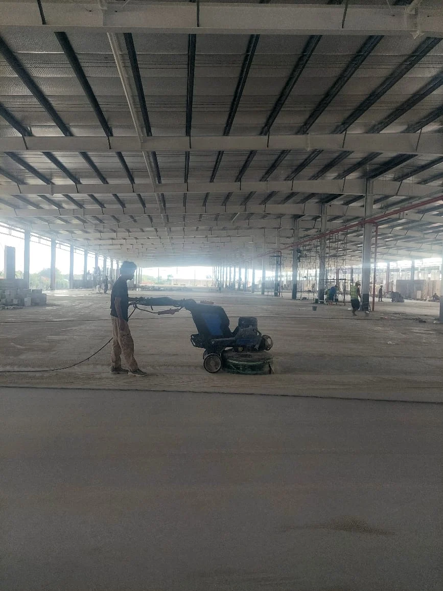 Lantai epoxy industri dengan garis zona kerja