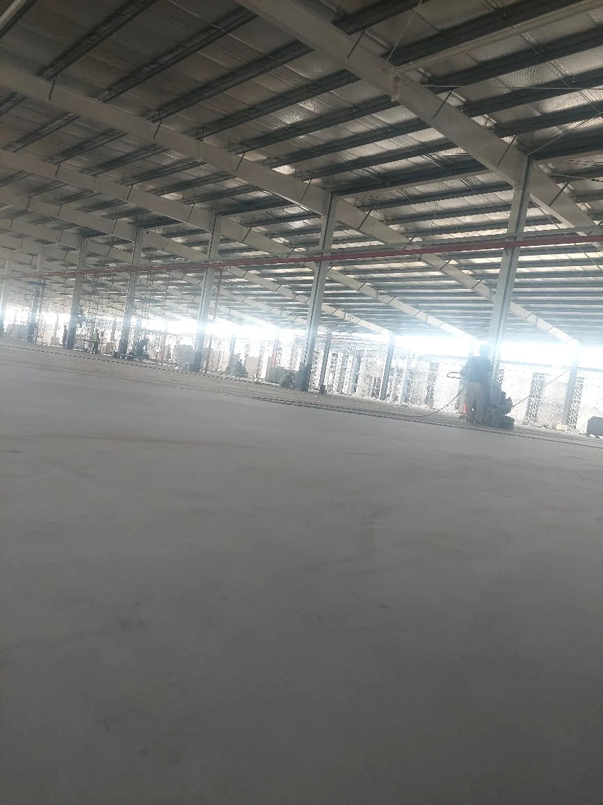 Permukaan epoxy lantai pabrik setelah curing